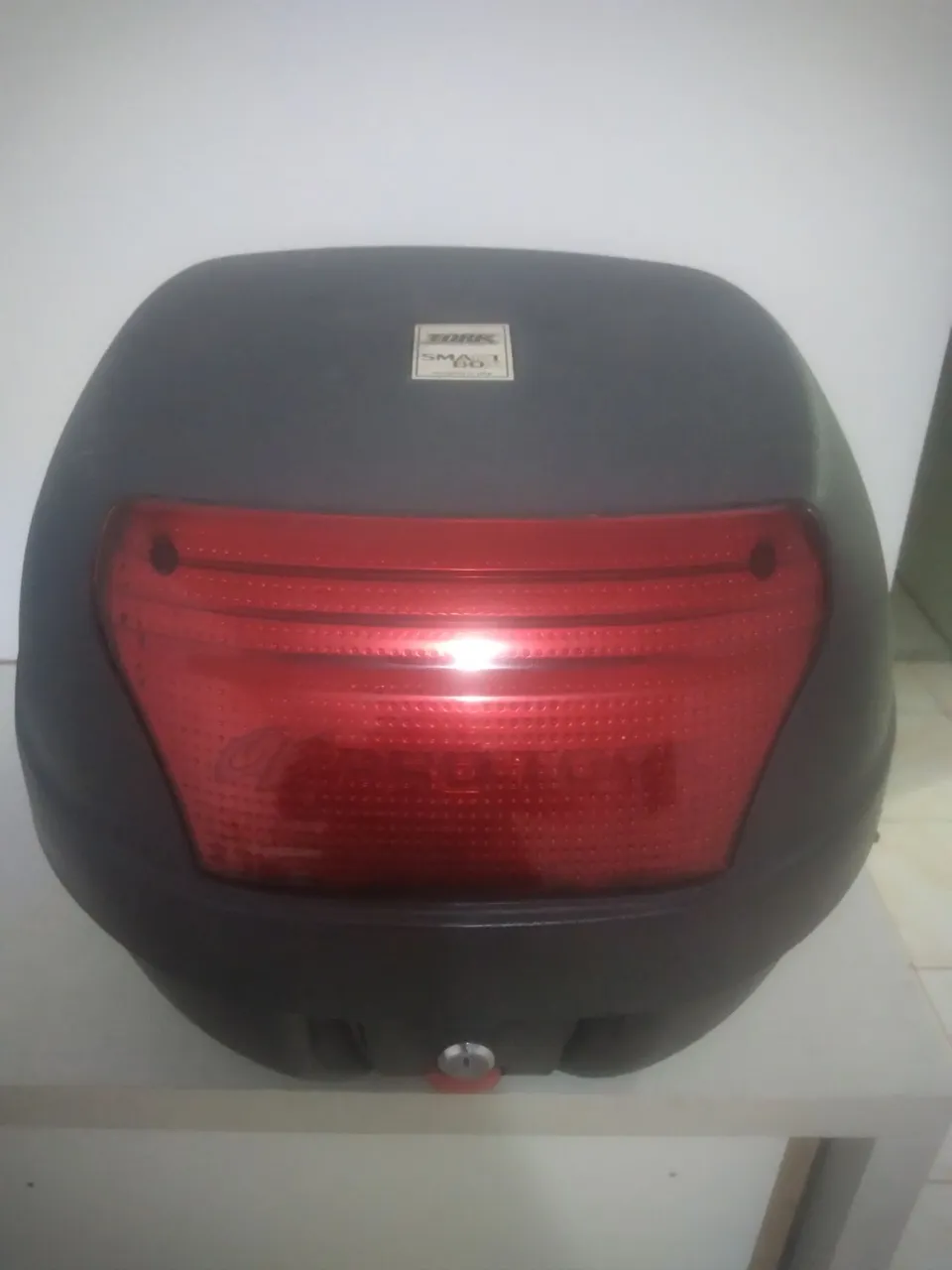 Baú para moto com luz de freio integrado
