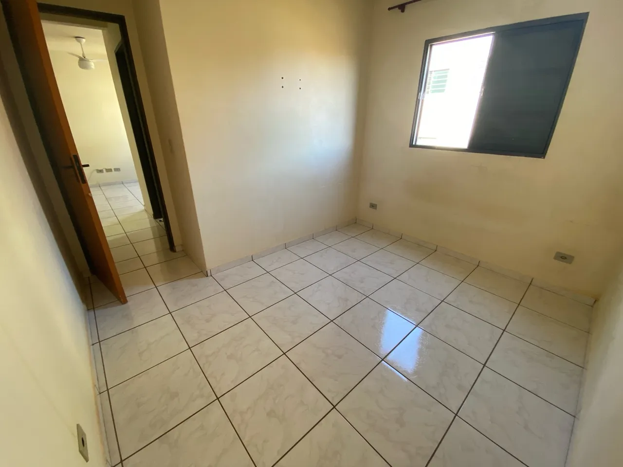 ? ALUGA-SE APARTAMENTO - ÓTIMA LOCALIZAÇÃO