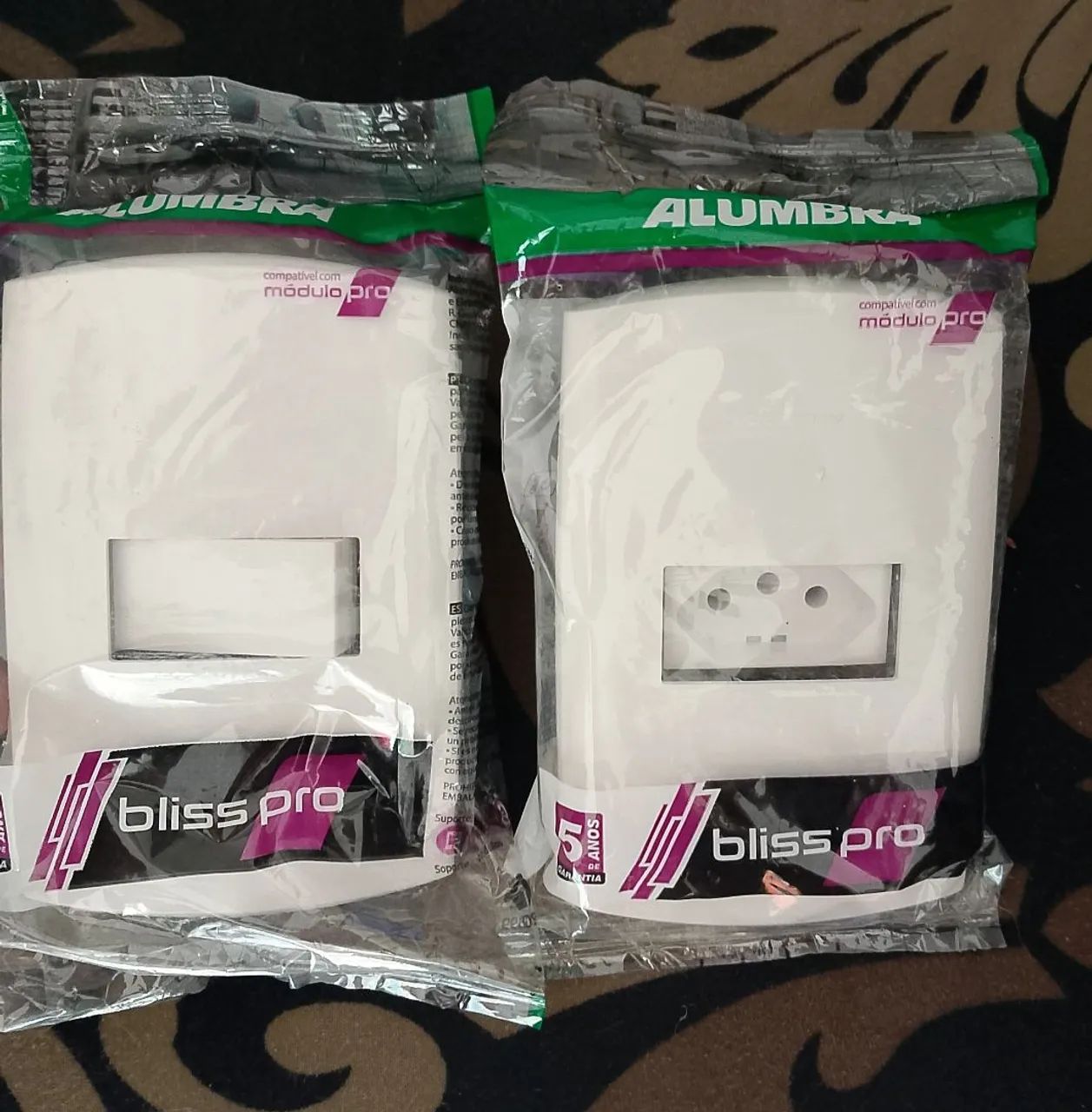 Tomada 2P+T 10A 250V c/ Placa ou Interruptor 