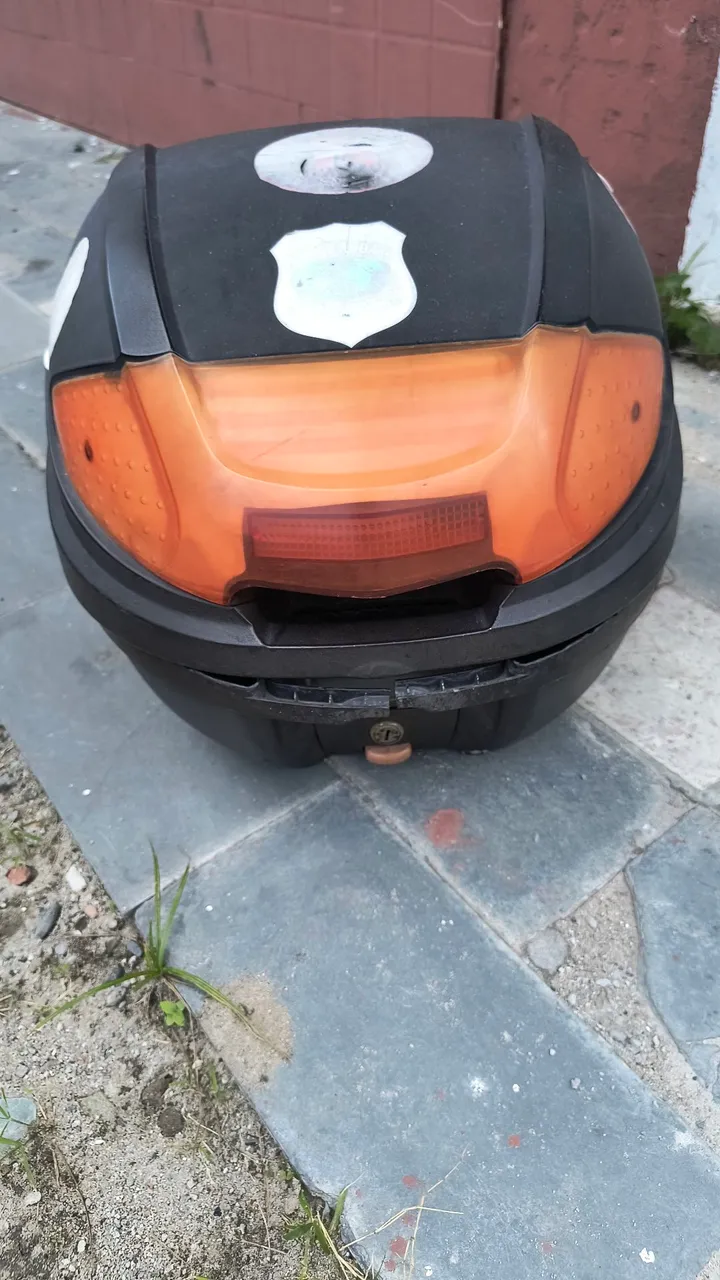 Baú pequeno para moto