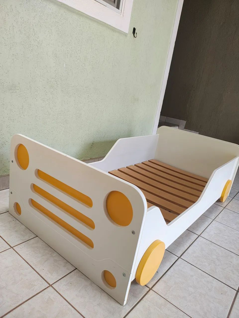 Cama carro Junior da Tok&Stok em madeira pesada