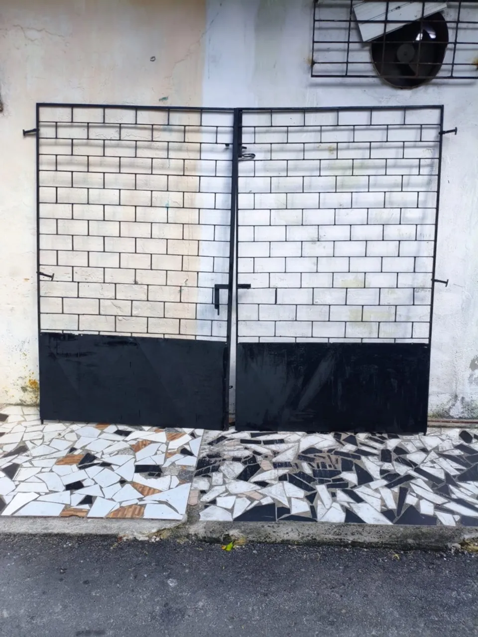 Portão de aço com design de tijolos