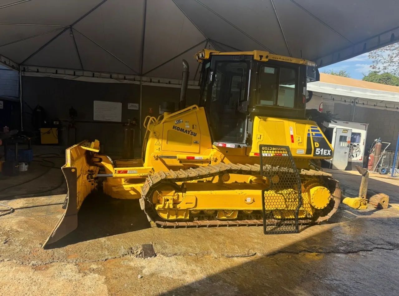 Trator de Esteira Komatsu D51EX ano 2022 com 2.900 horas, em Goiânia