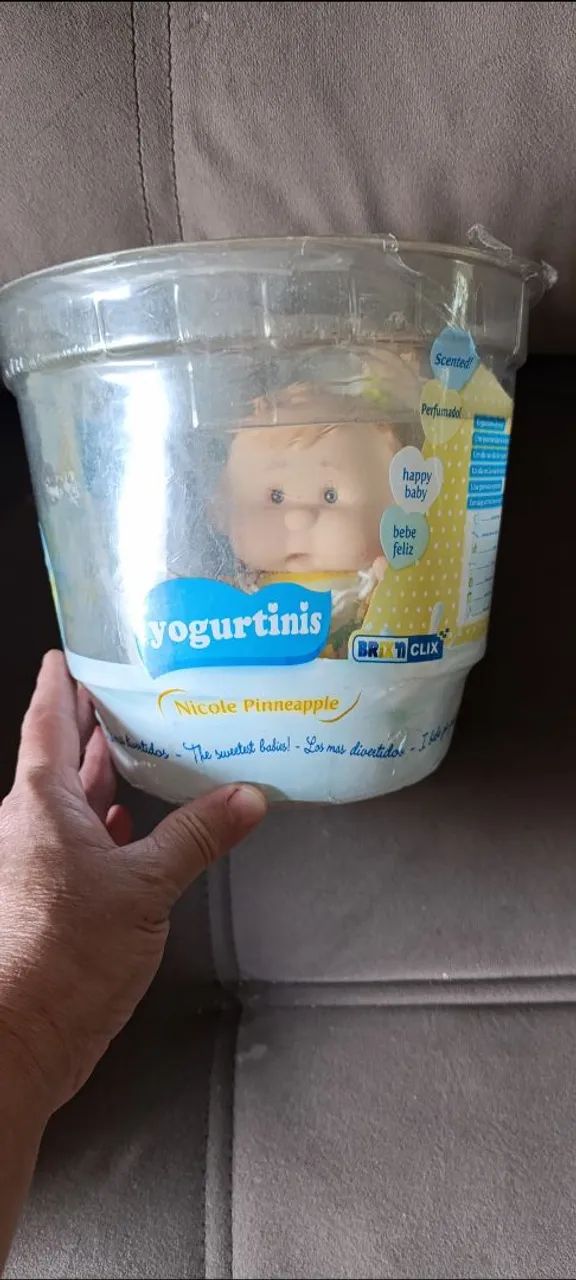 Boneca YOGURTINIS colecionável completa ,a caixa está um pouco amassada mas é original. - Foto 2