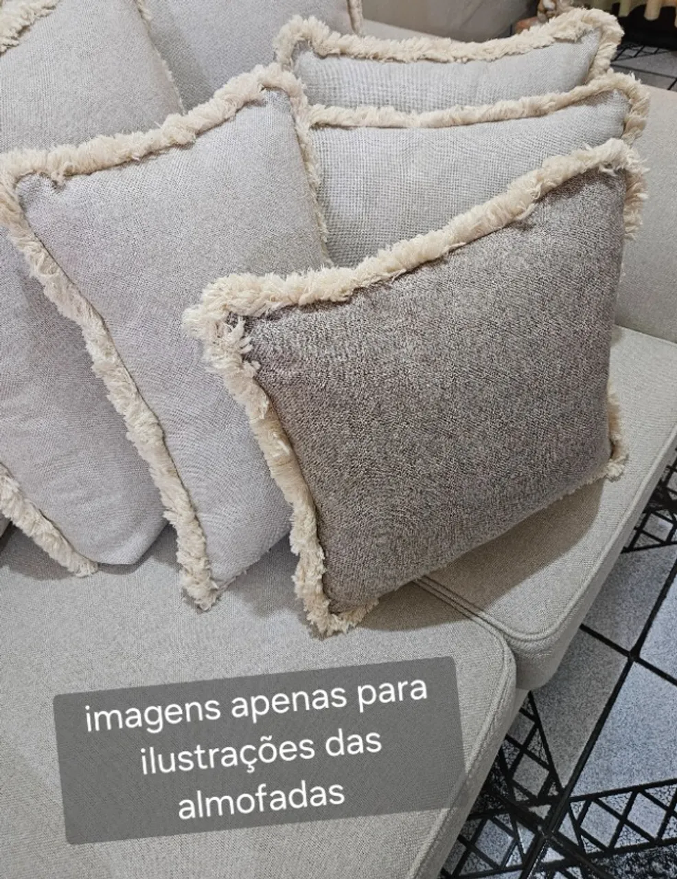 Almofadas novas em linho rústico impermeável, com zíper e franjas.