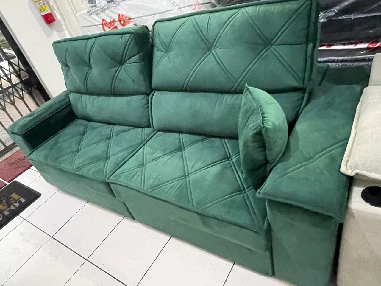 Sofá 2.50 mt verde retrátil e reclinável molas ensacadas  - Foto 2