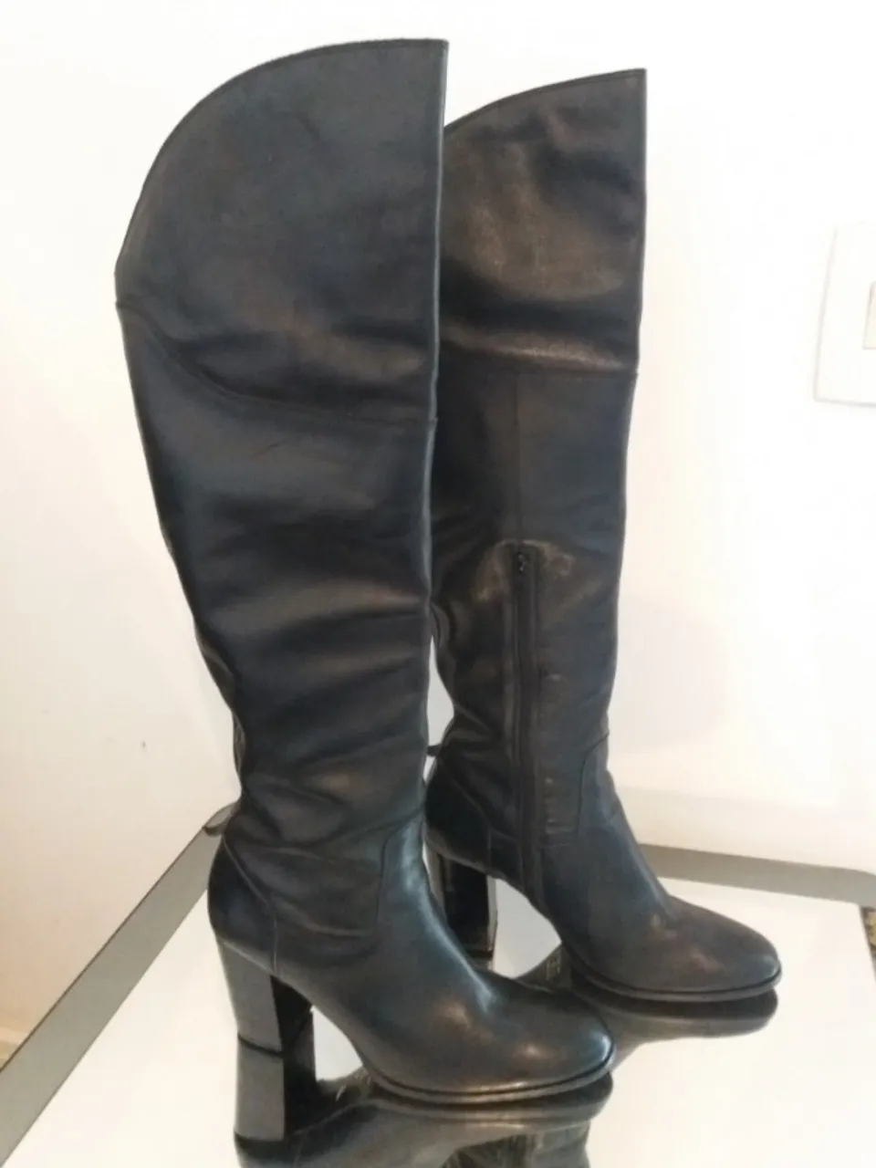 BOTA CORELLO DE CANO LONGO PRETA. LINDÍSSIMA.