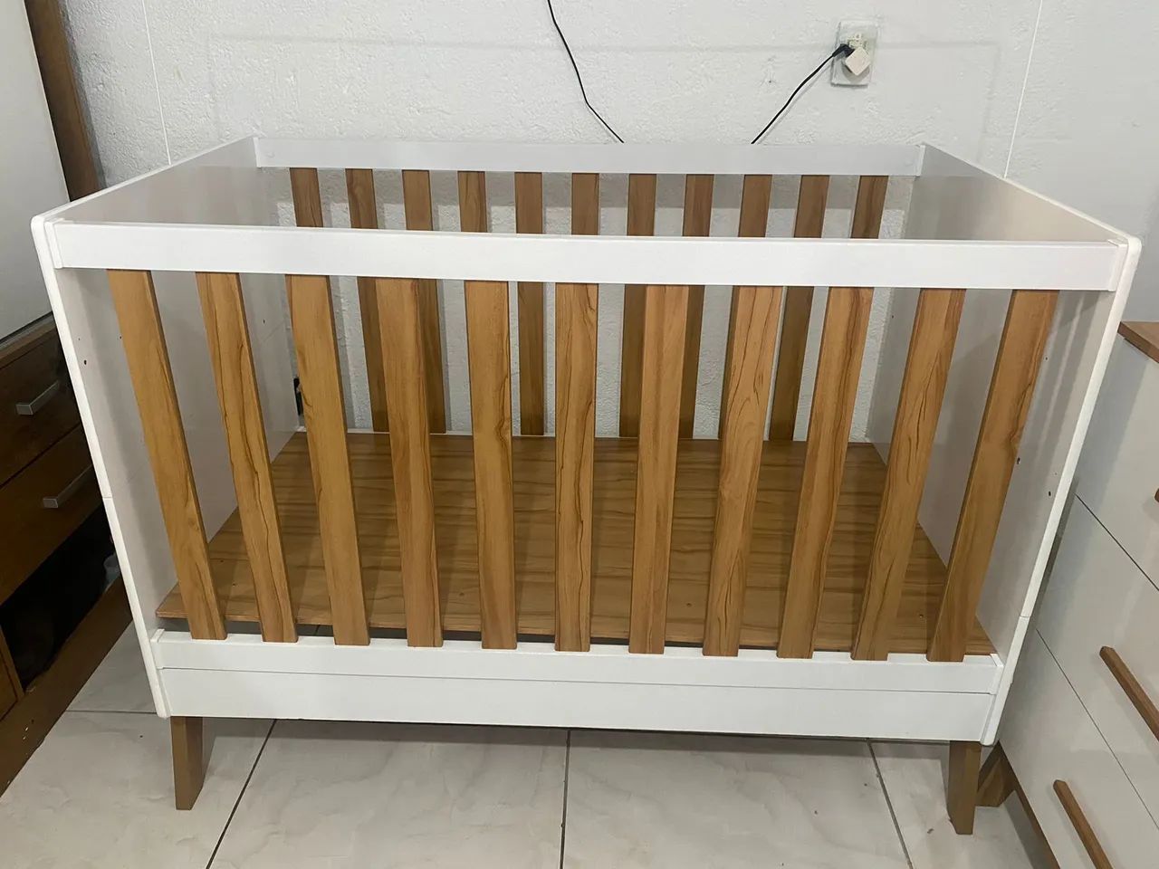 Berço de madeira branco e bege