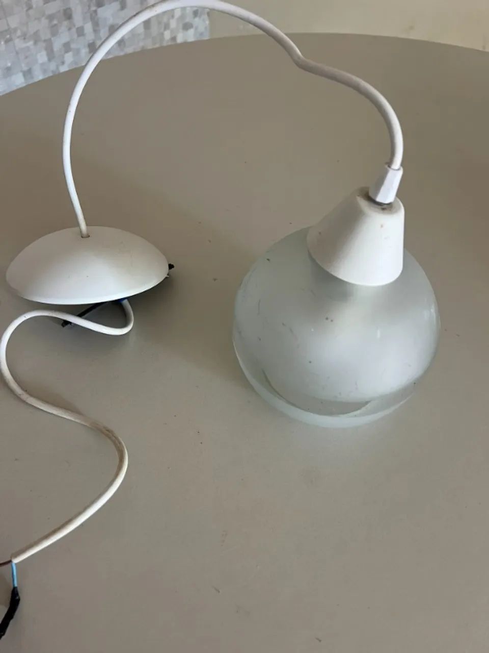 Luminária pendente transparente com branco
