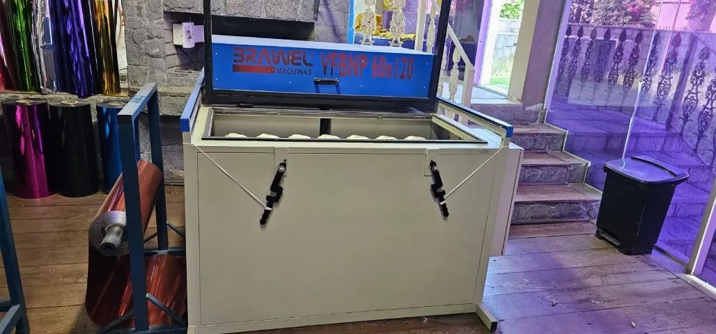 MAQUINA VACUUM FORMING 