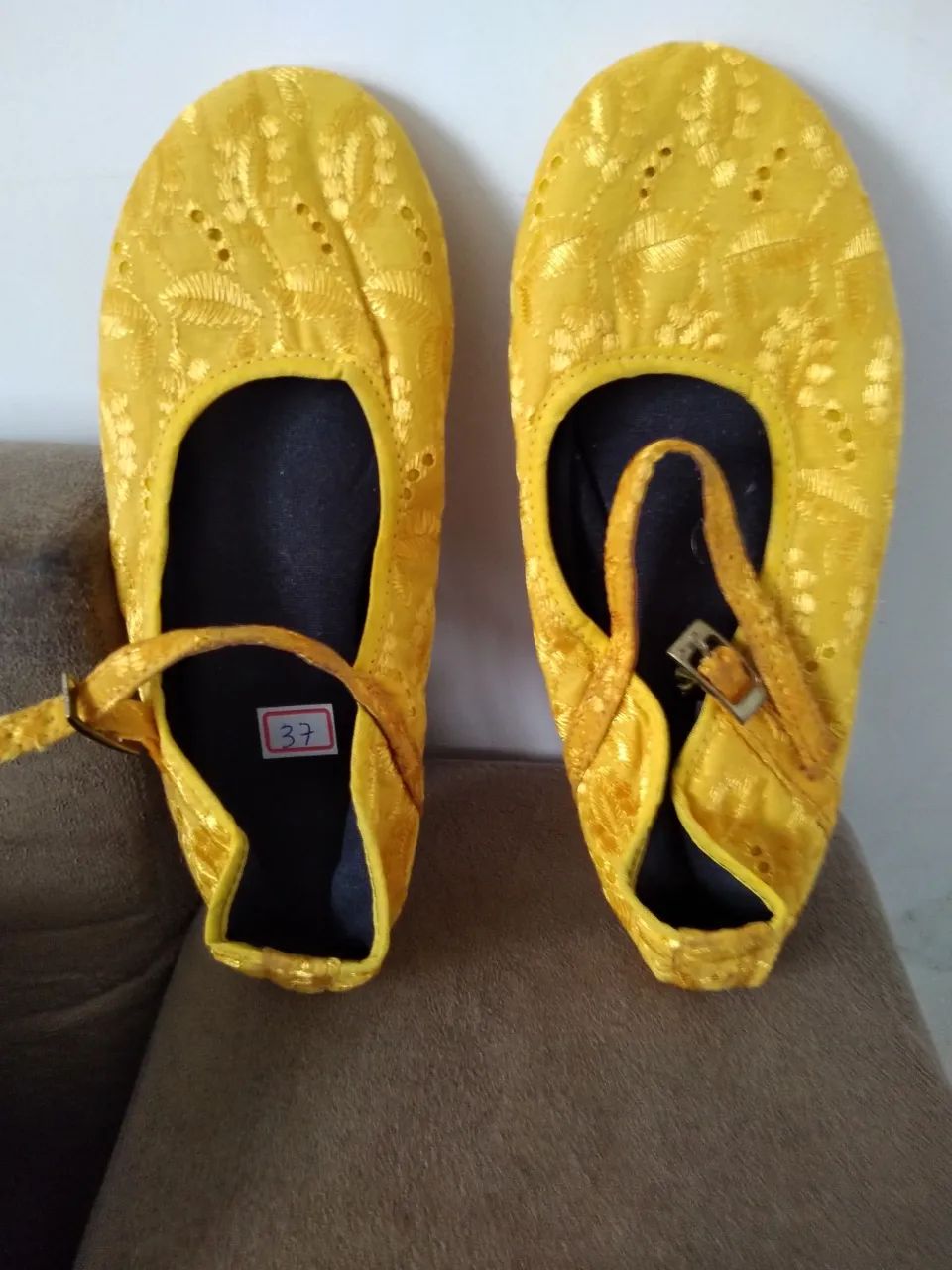 Sapatilhas Amarelas Delicadas