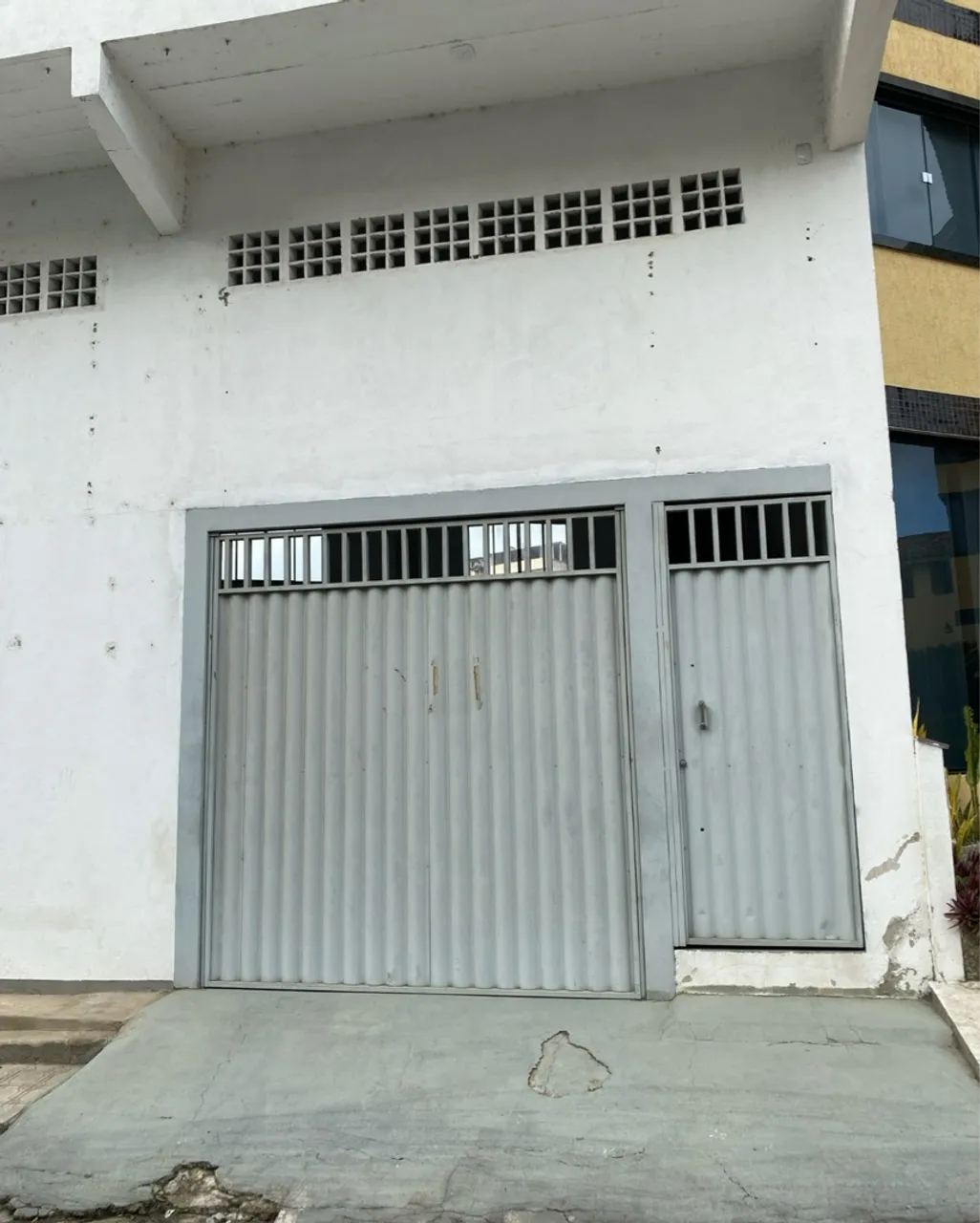 Galpão espaçoso, (com três andares)