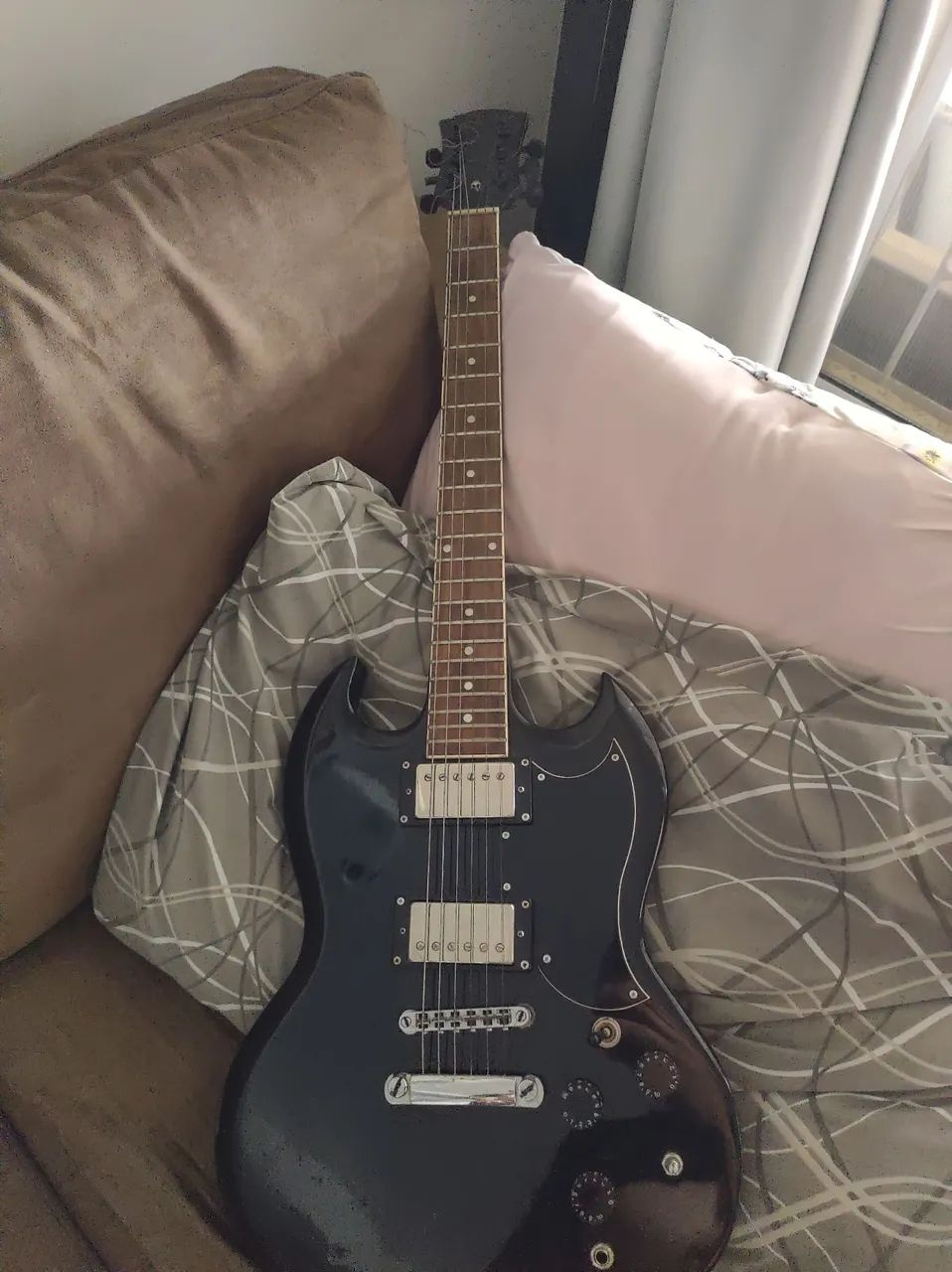 Toro vende hoje Guitarra Elétrica Michael mais 6 pedal e fonte - Foto 2