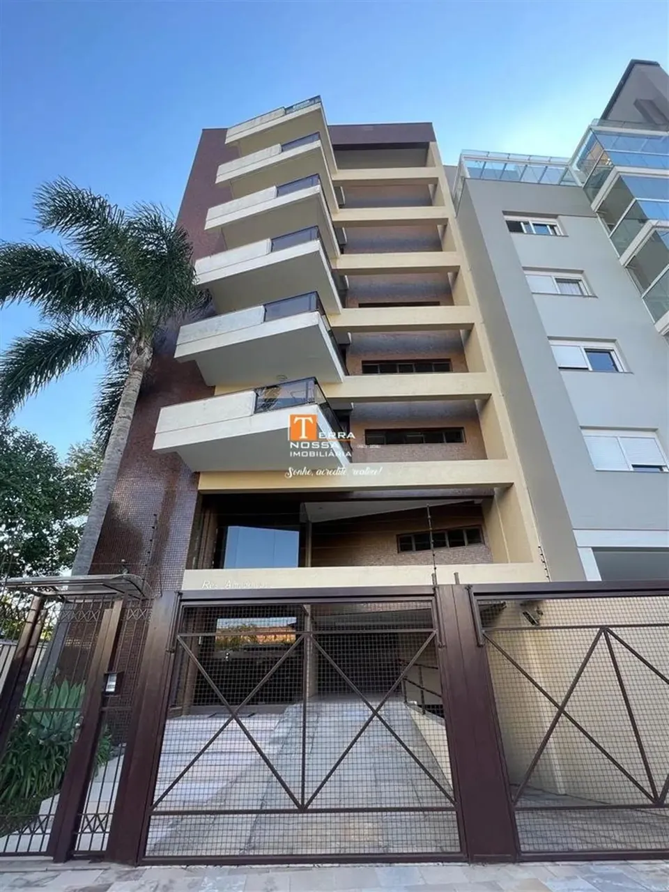 Duplex semimobiliada, 04 dormitórios, sendo 03 suítes, 01 máster com sacada, Amplo Living