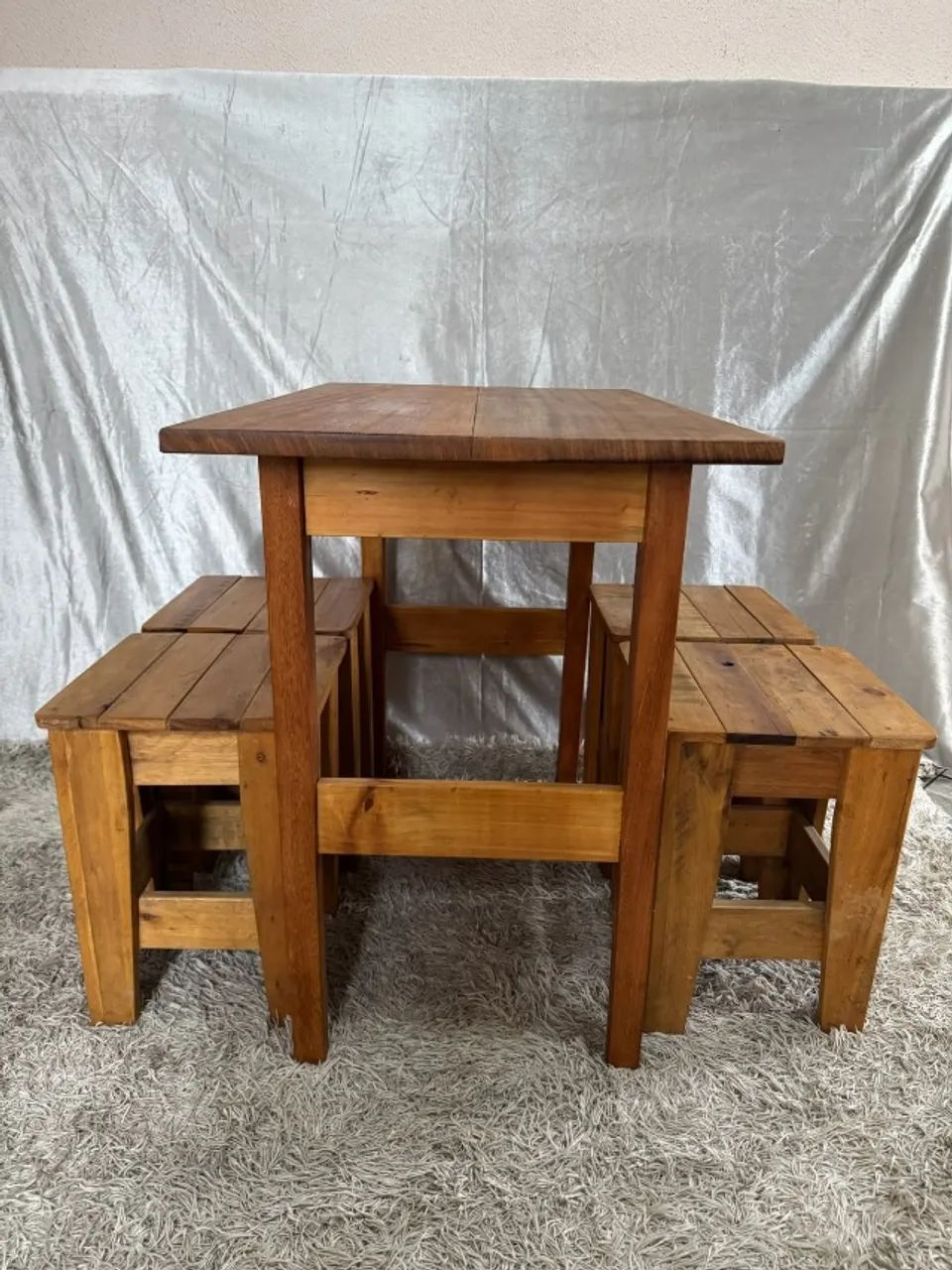 MESA EM MADEIRA MACIÇA + 4 BANQUETAS - Foto 2