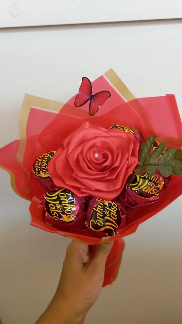 Rosa eterna com bombons 