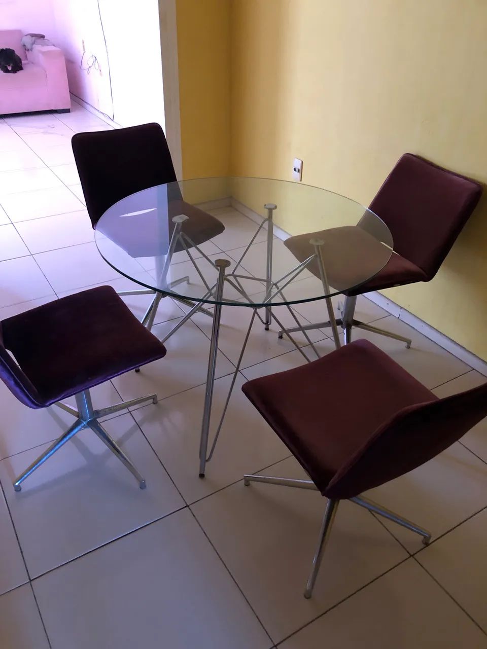 Mesa de vidro com quatro cadeiras. - Foto 2