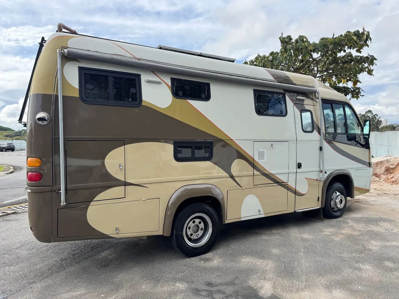 Motorhome com beliche e teto alto 
