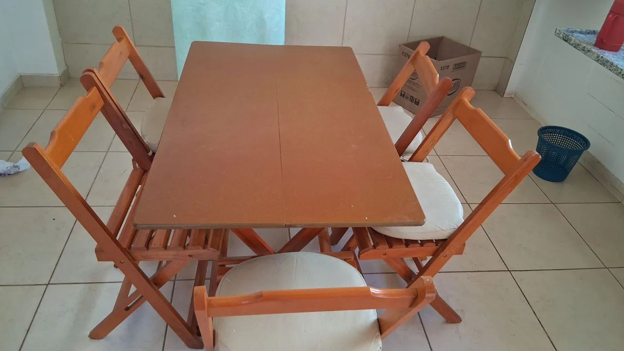 Mesa de madeira com 5 cadeiras  - Foto 3