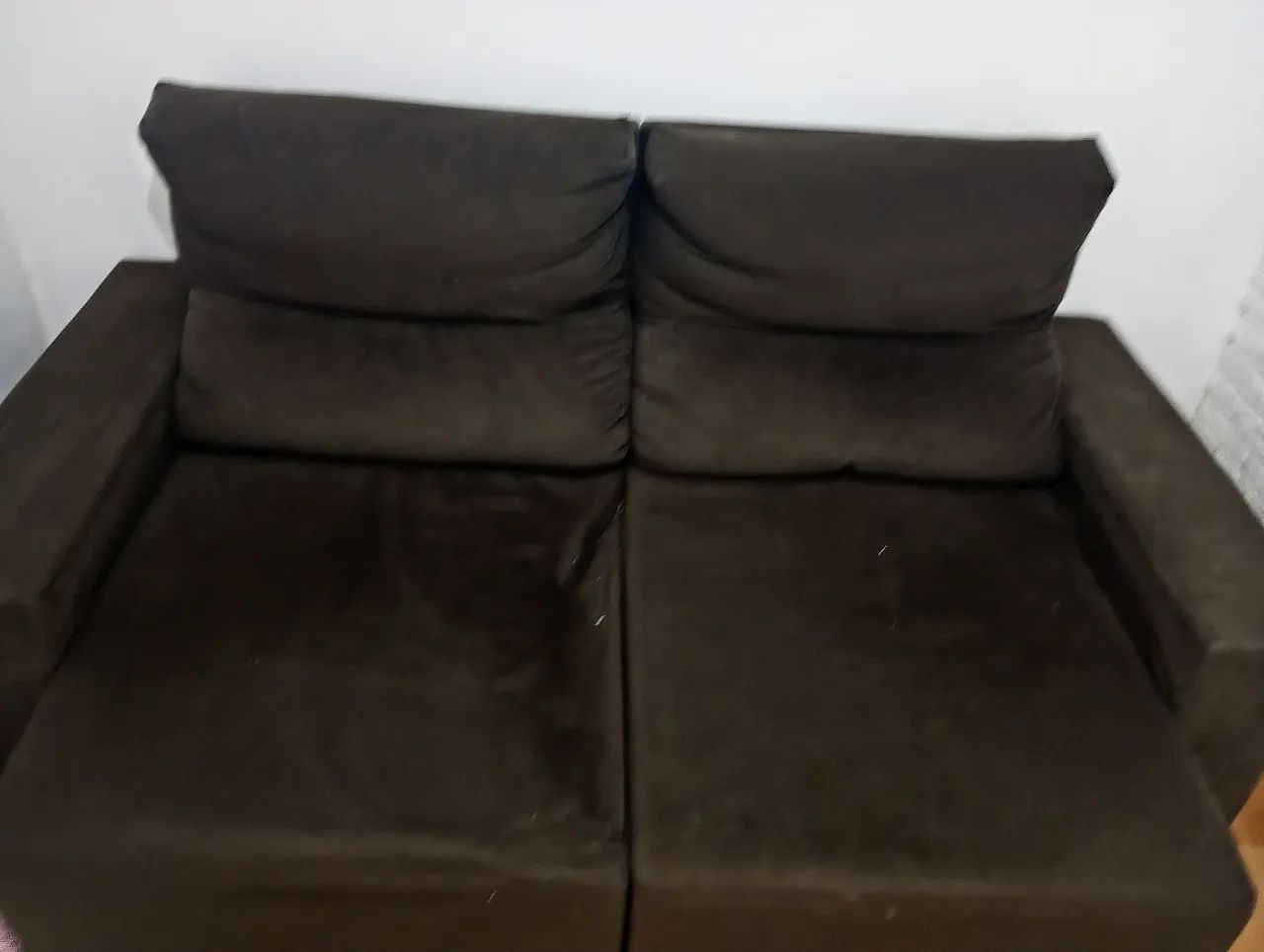 Sofá retrátil dois lugares, com uma pequena avaria do lado esquerdo.  - Foto 2