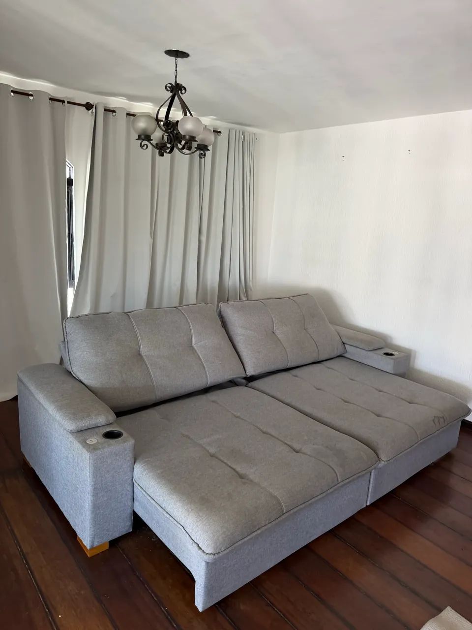Sofá Retrátil e Reclinável 4 Lugares Cinza com USB e Porta-Copos - Foto 4