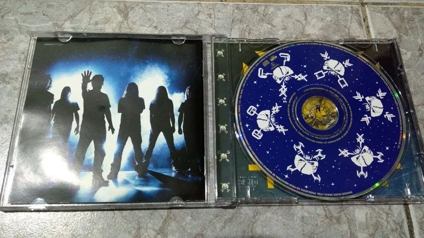 CD IRON MAIDEN NOVO - THE FINAL FRONTIER - Foto 3