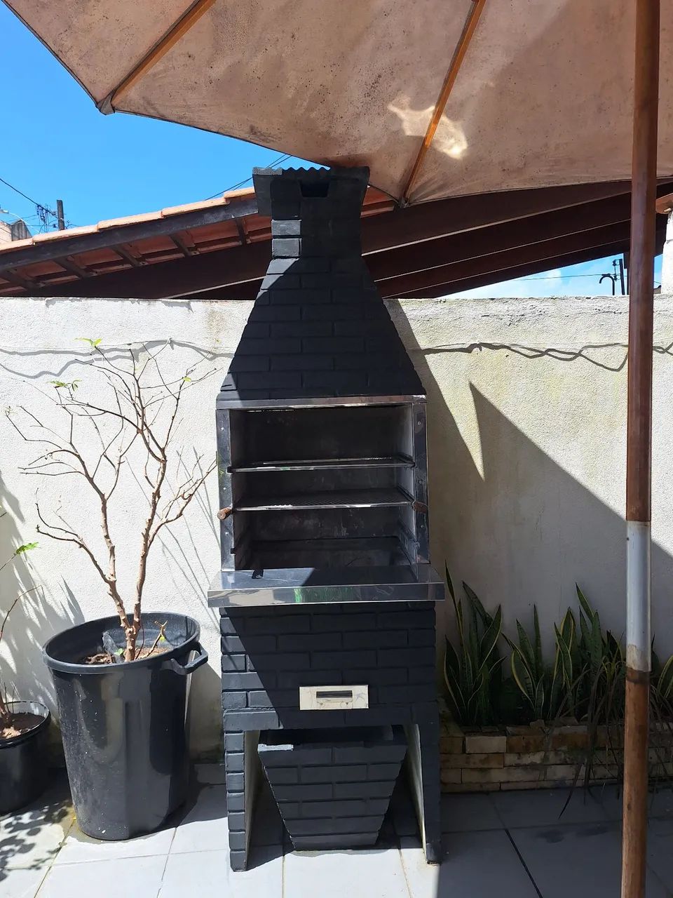 Churrasqueira grande com lixeira e balcão 