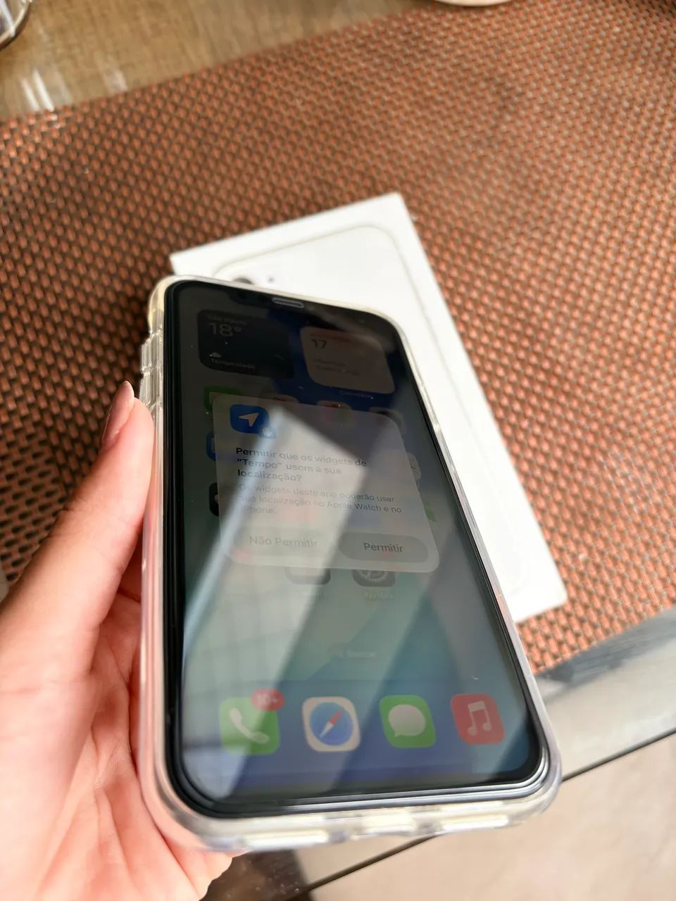 iPhone 11 128g - com caixa e cabo carregador original - Foto 4