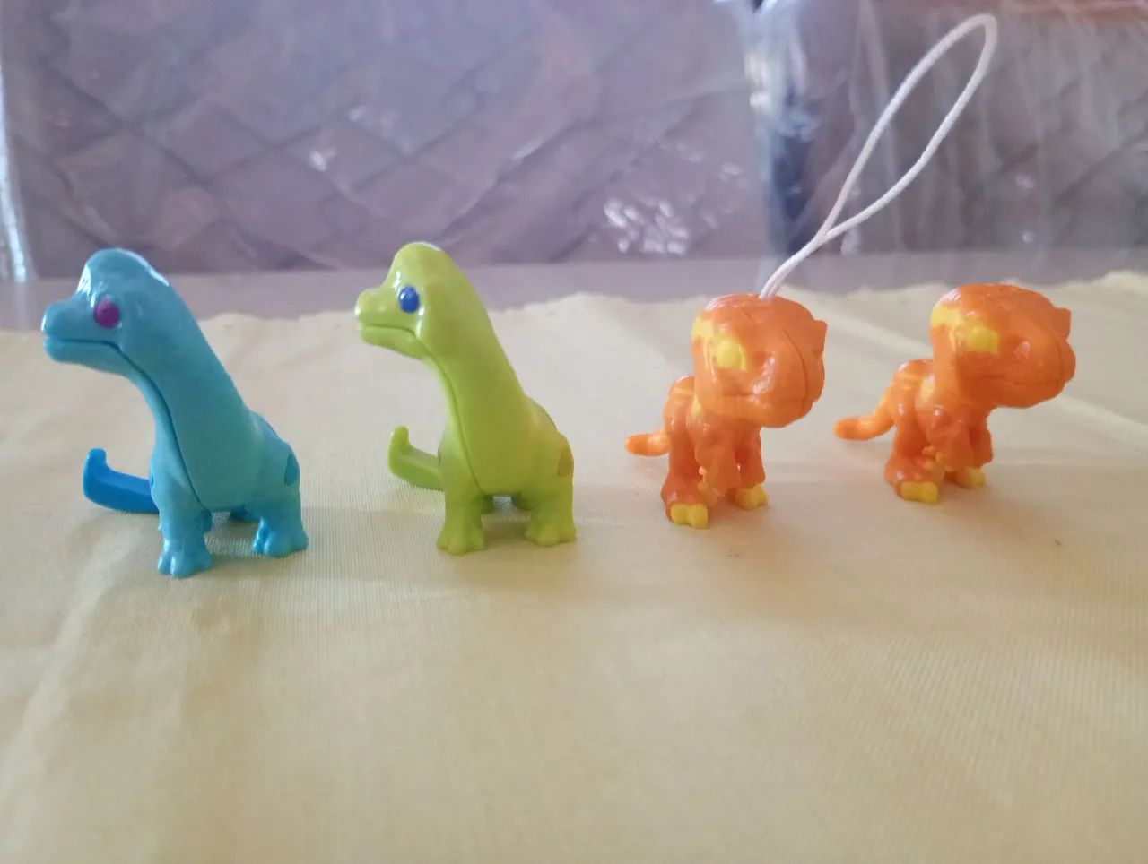 Dinossauros Kinder Joy Jurassic world  - Foto 2