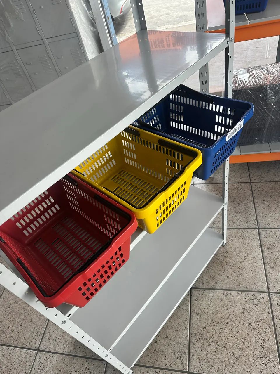 CESTA PLÁSTICA COLORIDA