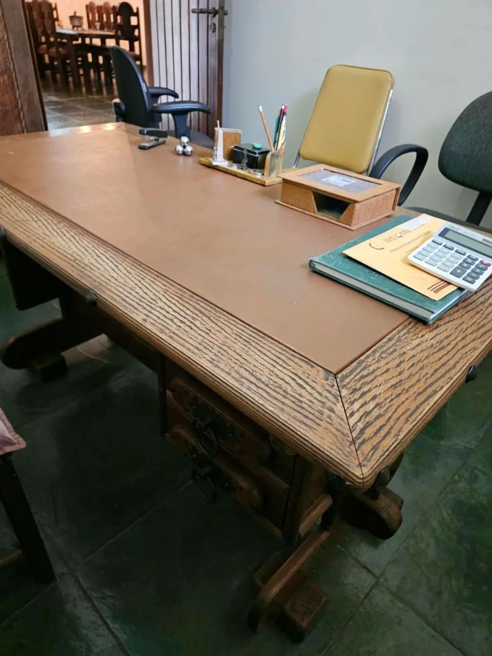 Mesa de Madeira Maciça com 2 gavetas (Raríssima) - Foto 2