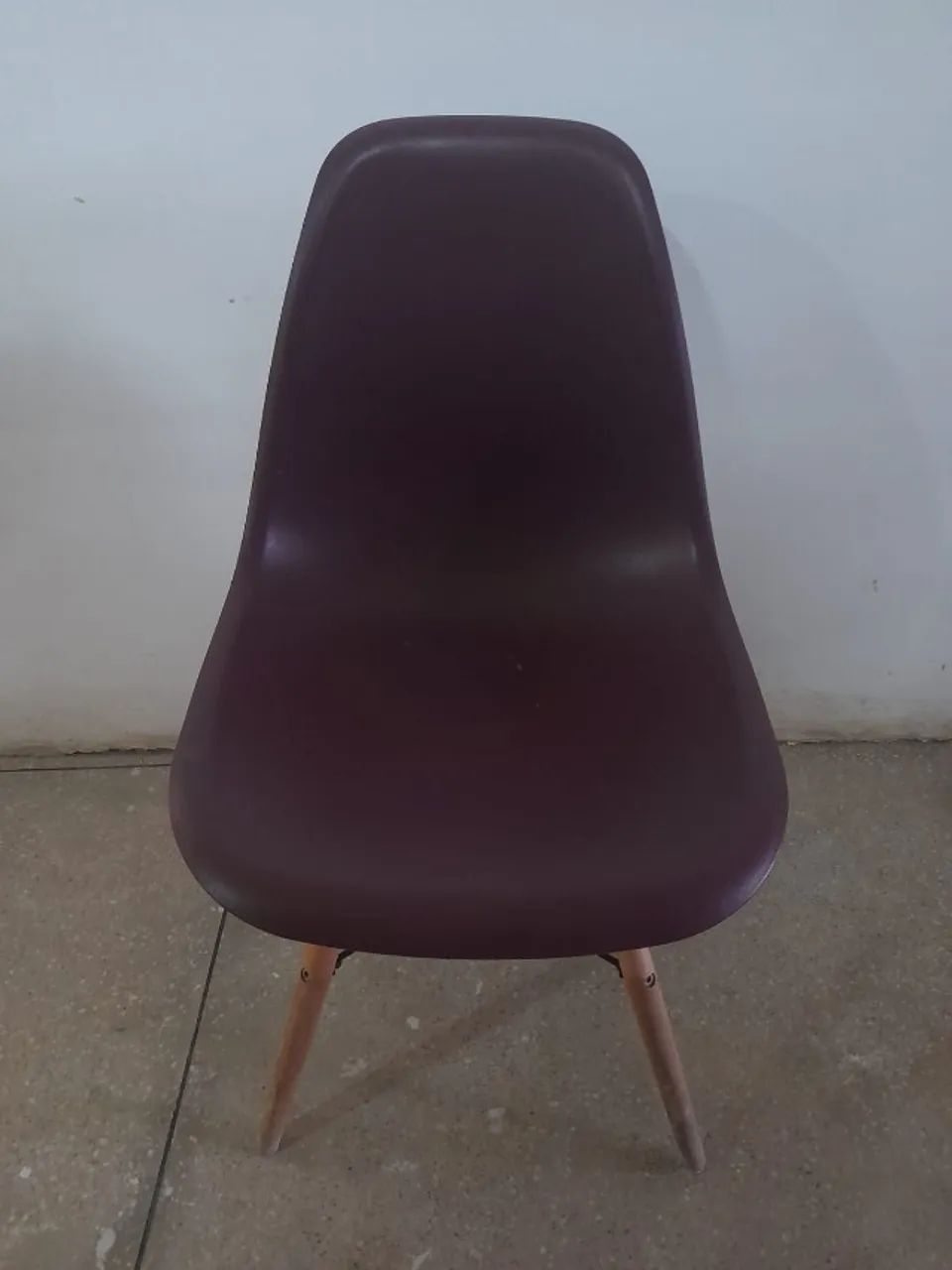 Cadeira roxa estilo Eames Eiffel com pés de madeira