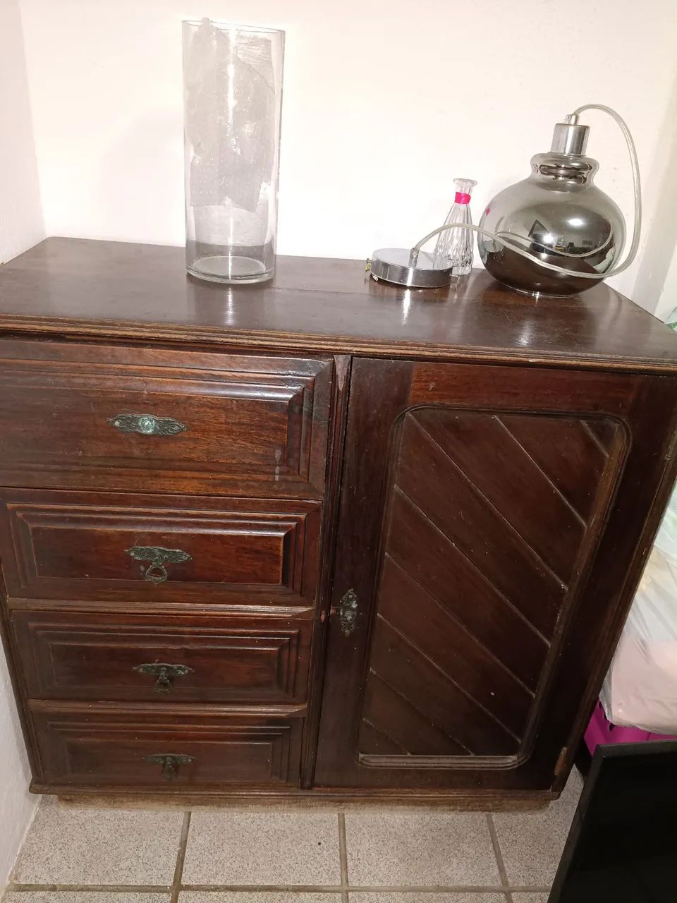 Móvel antigo de madeira com 4 gavetas e porta