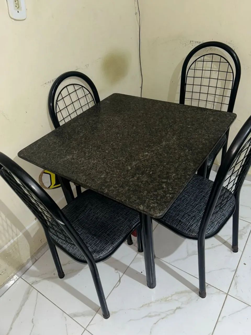 Mesa de Mármore com 4 cadeiras 65581380430339120