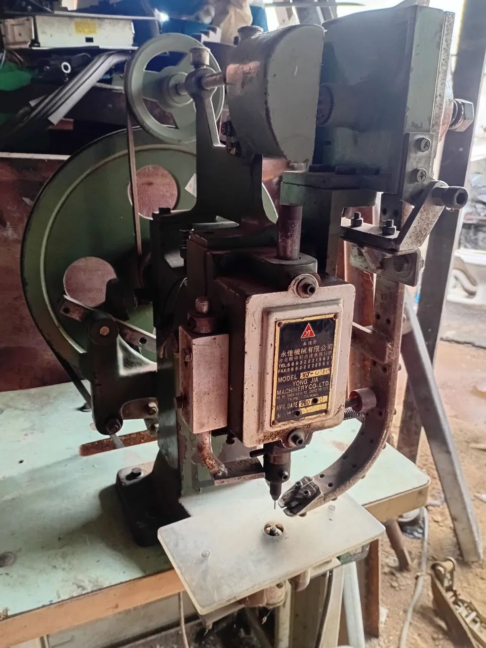 MÁQUINA DE APLICAR ILHOS AUTOMÁTICA 
