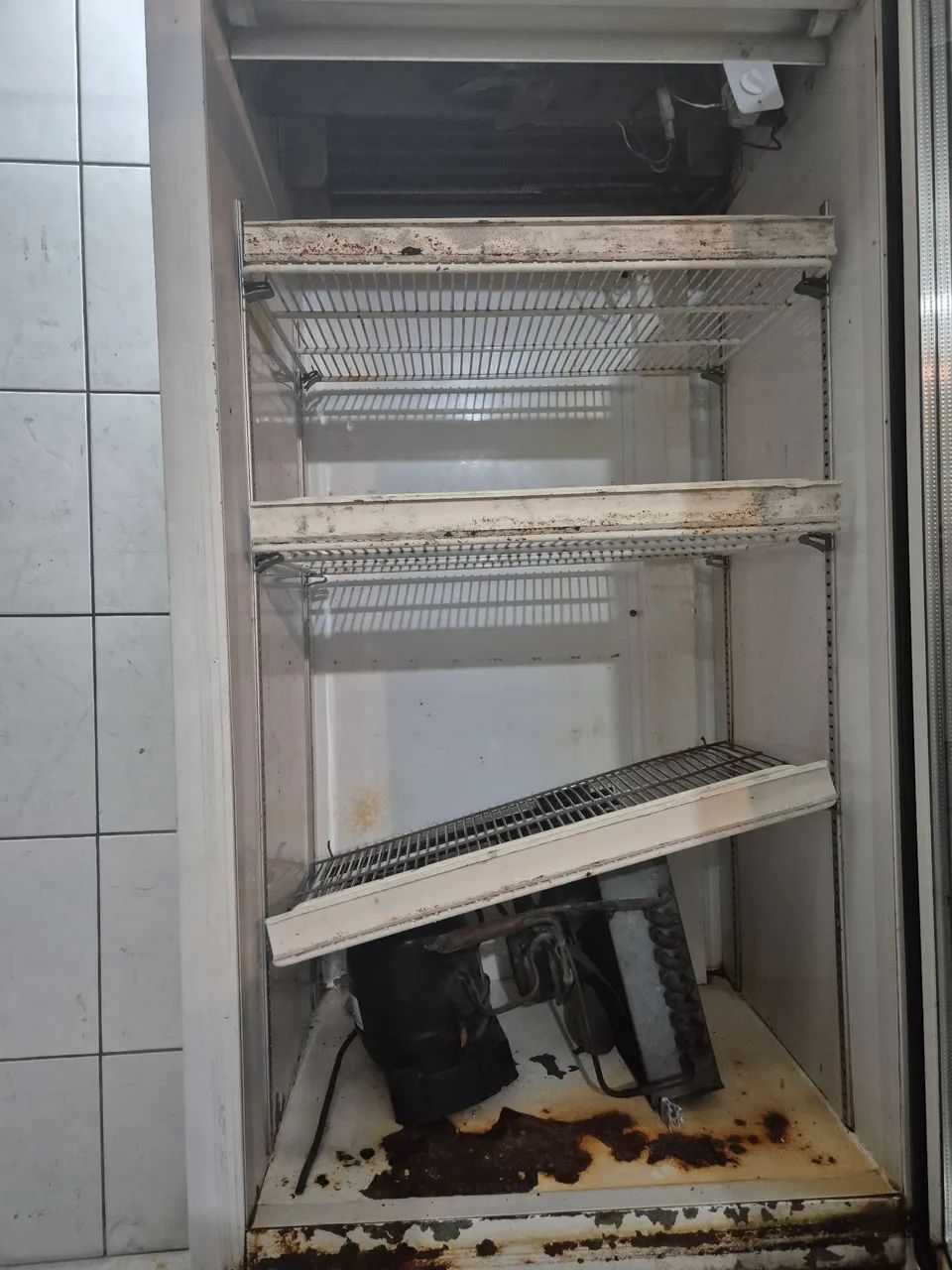 Geladeira expositora quebrada