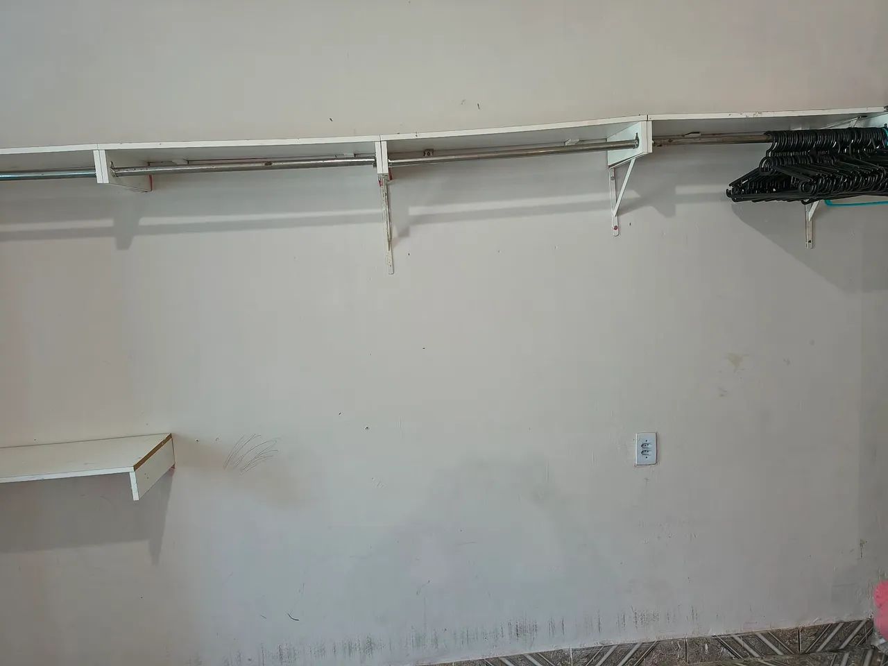 Araras para loja e guarda roupa + provador  - Foto 4