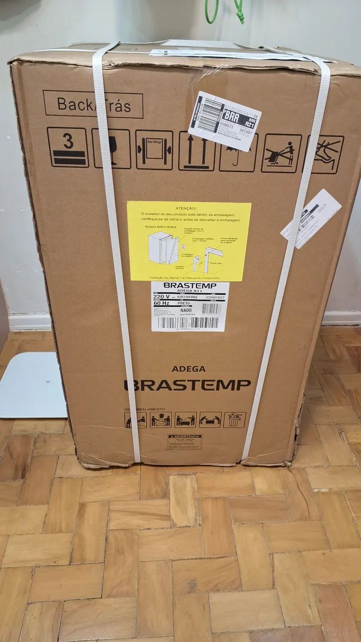 Adega Brastemp 33 garrafas na caixa 