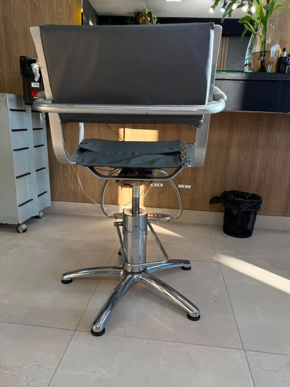 3 Cadeiras Ferrante para Salão Profissional - R$ 750 cada - Foto 4