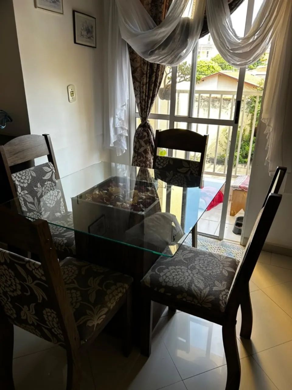 Mesa Quadrada de 4 Lugares