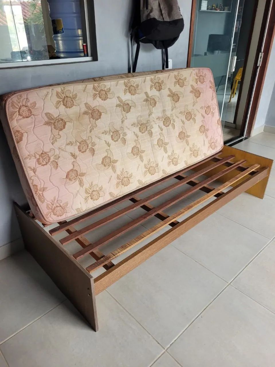 Cama de madeira mais colchão e capa 