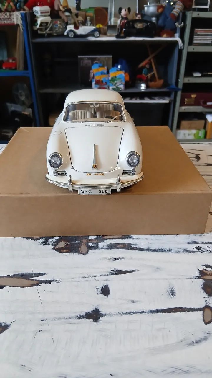 Porsche 356B Coupé 1961. Escala 1:18 (24cm). Da Burago - Foto 2