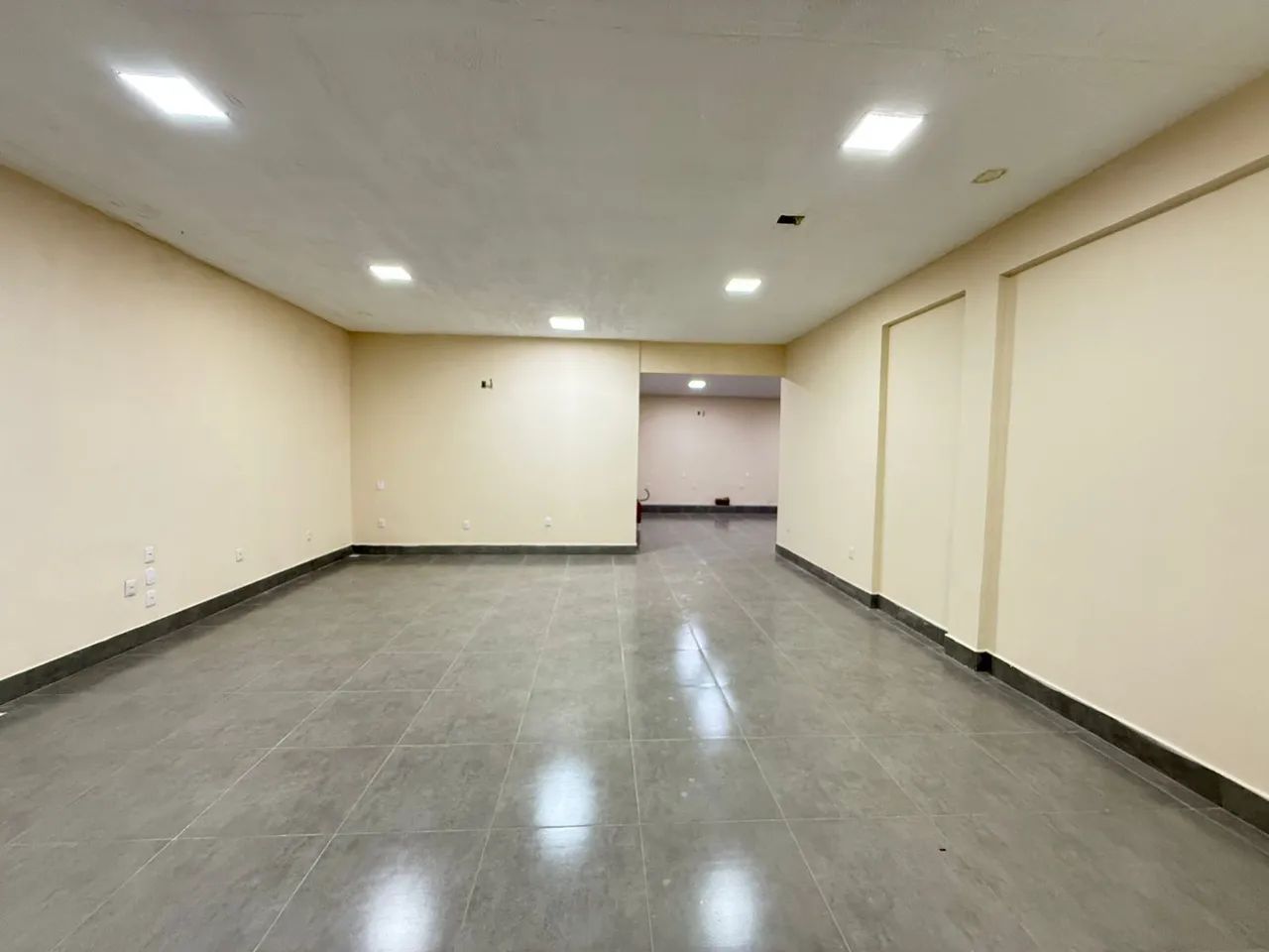 Aluguel de ampla sala comercial próxima à T-9