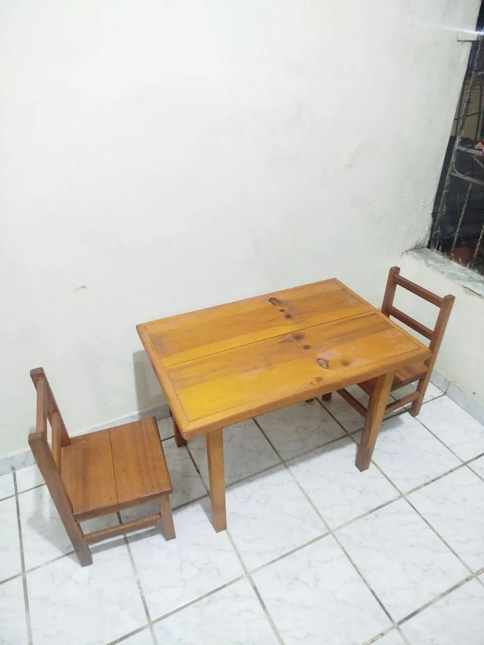 Vende- se mesa com 2 cadeiras infantil  - Foto 2