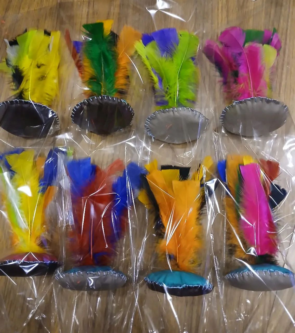 Petecas de Penas Coloridas com base de couro kit de 5 und.  - Foto 3