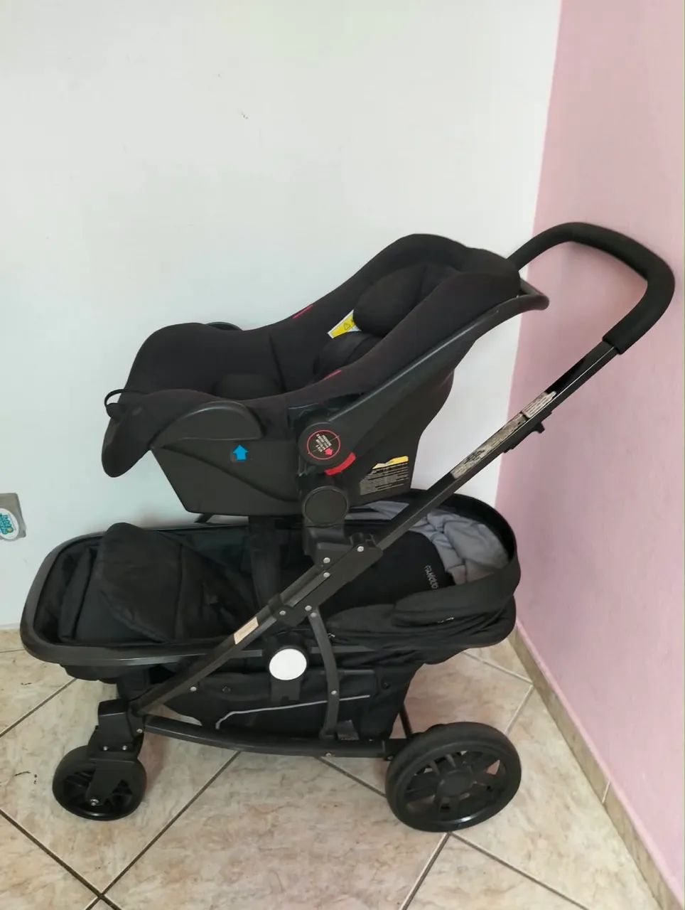 Carrinho Moisés  e bebê conforto kiddo 
