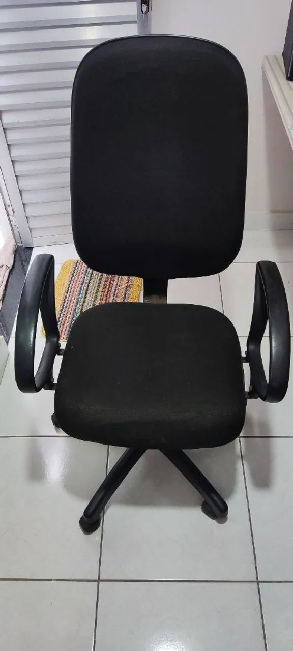 CADEIRA EXECUTIVA COM BRAÇO EM PERFEITO ESTADO
