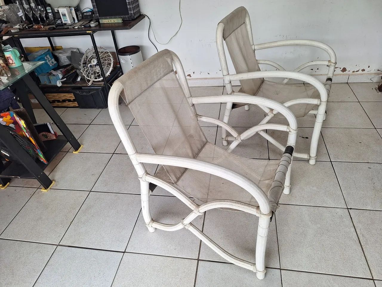 Conjunto de 2 Cadeiras de Pátio Vintage em Rattan Branco e Tecido Sling Precisa Reforma  - Foto 4