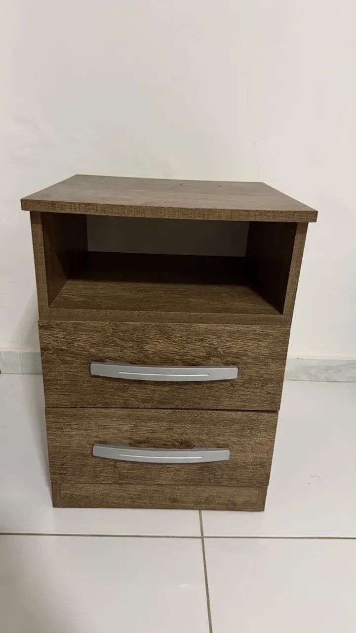 Mesa de cabeceira com 2 gavetas e nicho