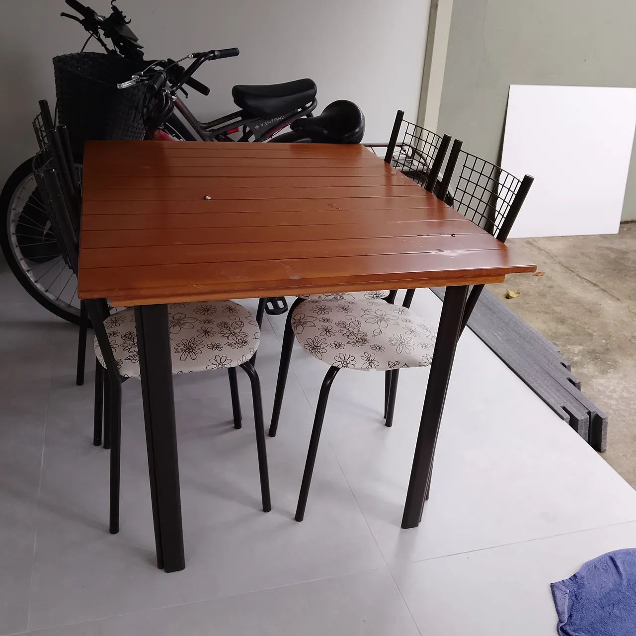 Mesa e cadeiras  - Foto 2